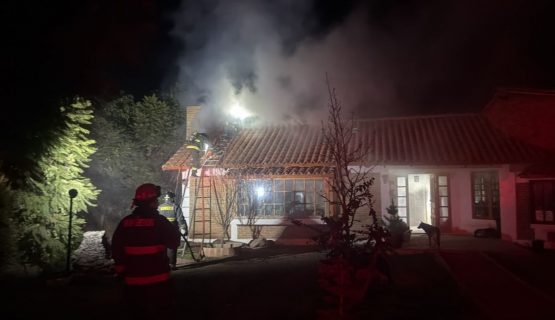 Incendio estructural deja seis damnificados en La Cruz