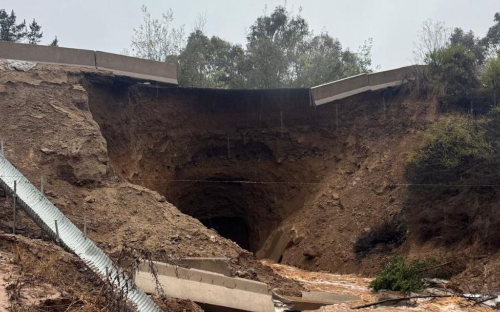 Socavón obliga al cierre total de la ruta entre Catapilco y La Laguna