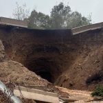 Socavón obliga al cierre total de la ruta entre Catapilco y La Laguna