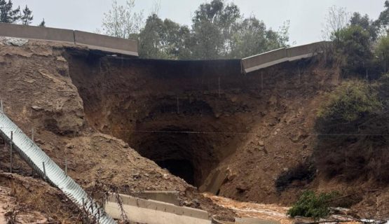 Socavón obliga al cierre total de la ruta entre Catapilco y La Laguna