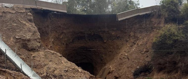 Socavón obliga al cierre total de la ruta entre Catapilco y La Laguna