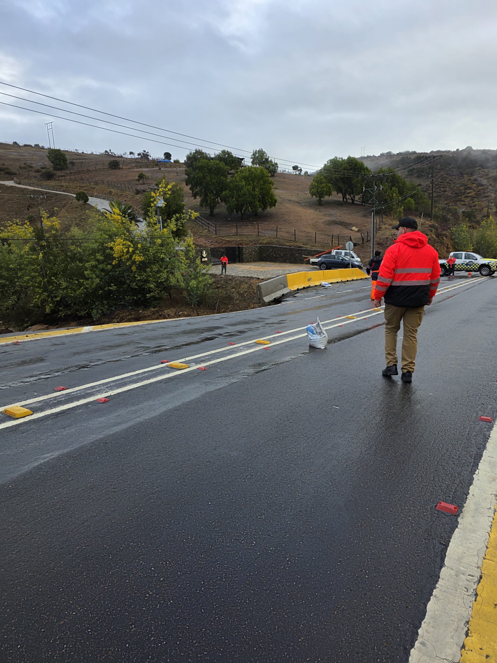 Socavón obliga al cierre total de la ruta entre Catapilco y La Laguna