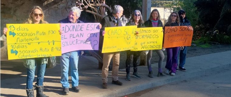 Vecinos exigen solución al socavón en el camino entre Catapilco y La Lagun