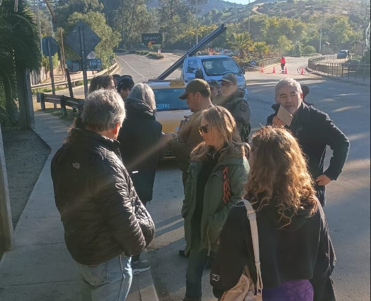 Vecinos exigen solución al socavón en el camino entre Catapilco y La Lagun