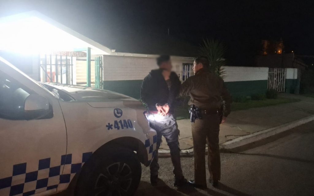 Atrapan a sujeto que entró a robar a casa en Papudo