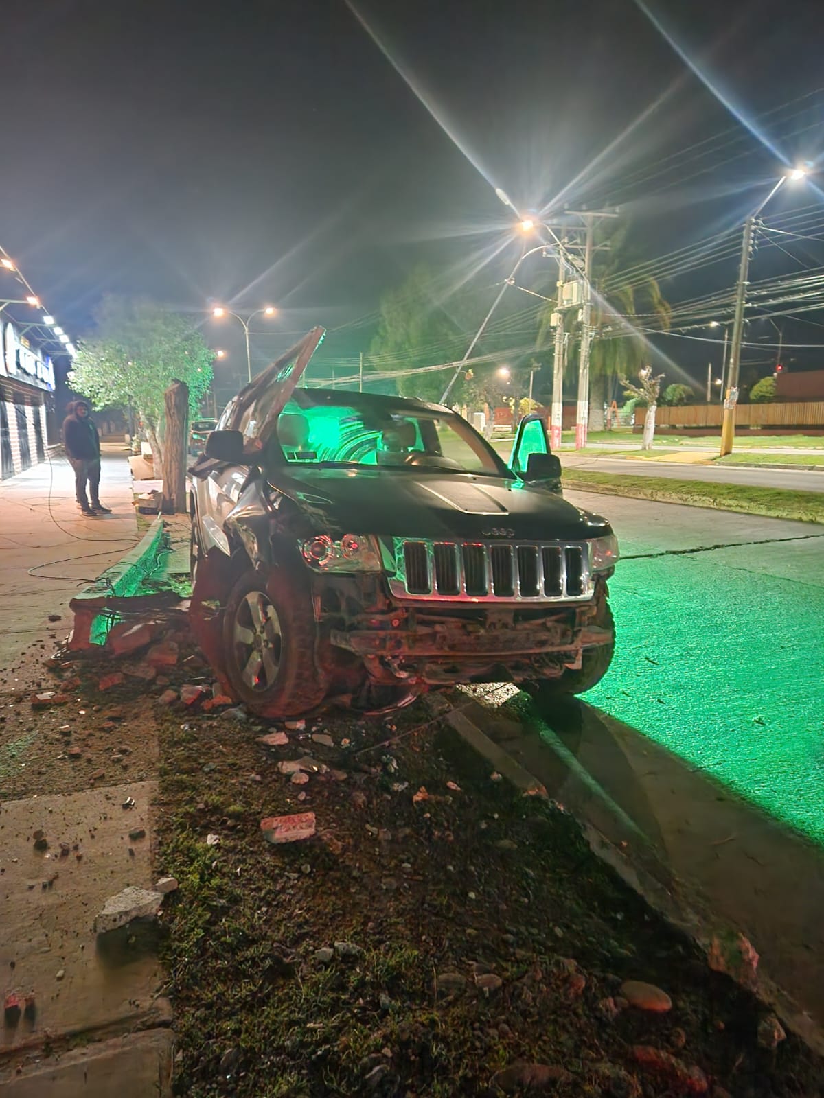Chofer ebria derribó con su móvil dos postes de la luz en la avenida Zumaeta de La Calera