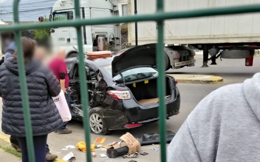 Colisión entre camión y colectivo deja un lesionado en Quillota
