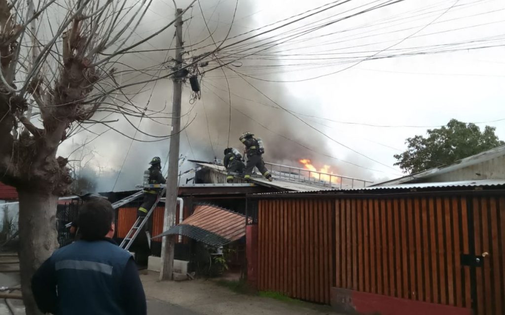 Combaten incendio en dos casas y un vehículo en Quillota