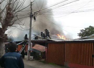 Combaten incendio en dos casas y un vehículo en Quillota