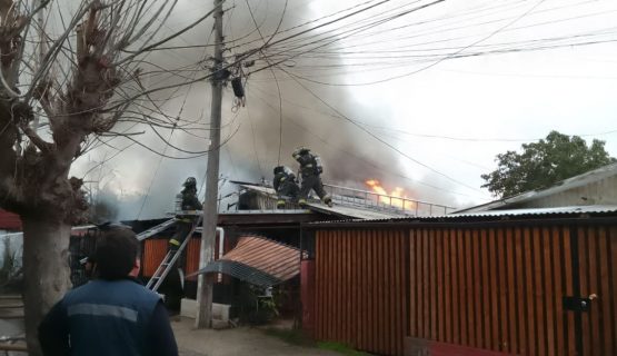 Combaten incendio en dos casas y un vehículo en Quillota