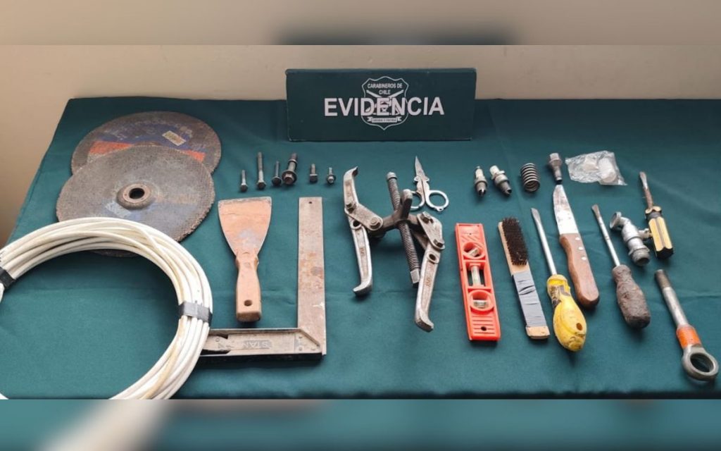 La Ligua: Detienen a hombre por el robo de los accesorios de un auto y daños
