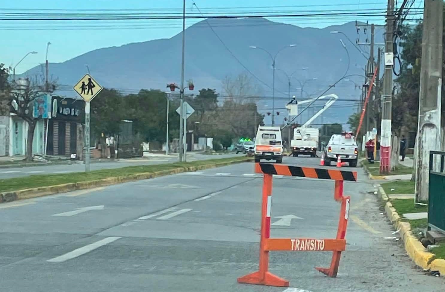 Chofer ebrio derribó con su móvil dos postes de la luz en la avenida Zumaeta de La Calera