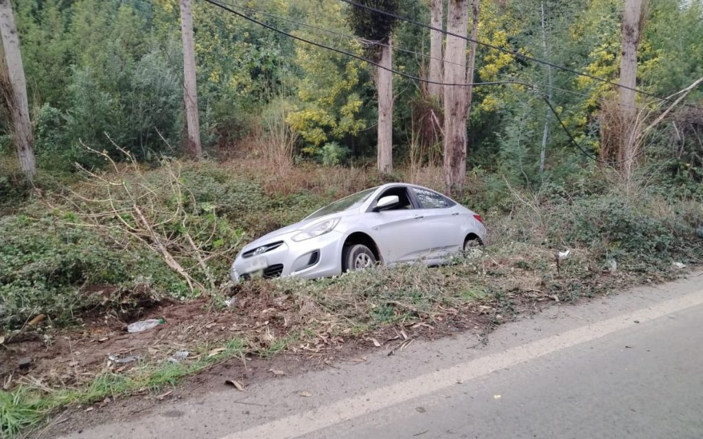 Vehículo se desbarranca en Hijuelas