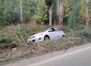 Vehículo se desbarranca en Hijuelas