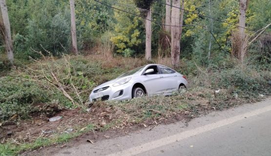 Vehículo se desbarranca en Hijuelas