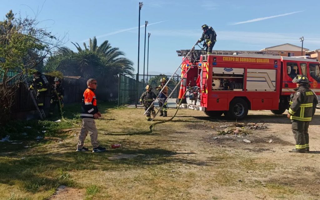 Bomberos trabaja en apagar incendio en Quillota