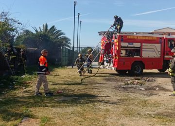 Bomberos trabaja en apagar incendio en Quillota