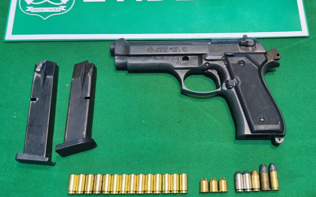 Incautan droga, arma y detienen a dos sujetos en Cabildo