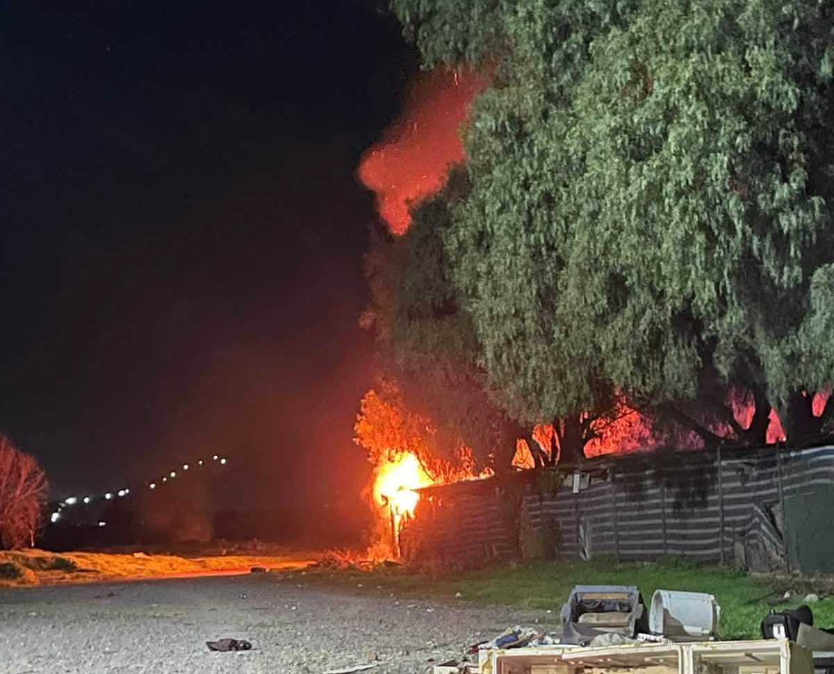 Tres locatarios afectados deja incendio en la feria junto al Parque Aconcagua