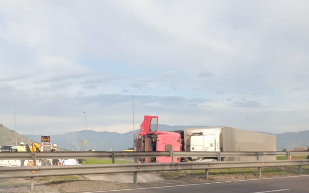 [VIDEO] Camión se volcó en la Ruta 5, a la altura del enlace El Olivo
