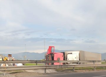 [VIDEO] Camión se volcó en la Ruta 5, a la altura del enlace El Olivo