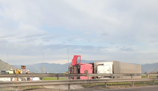 [VIDEO] Camión se volcó en la Ruta 5, a la altura del enlace El Olivo