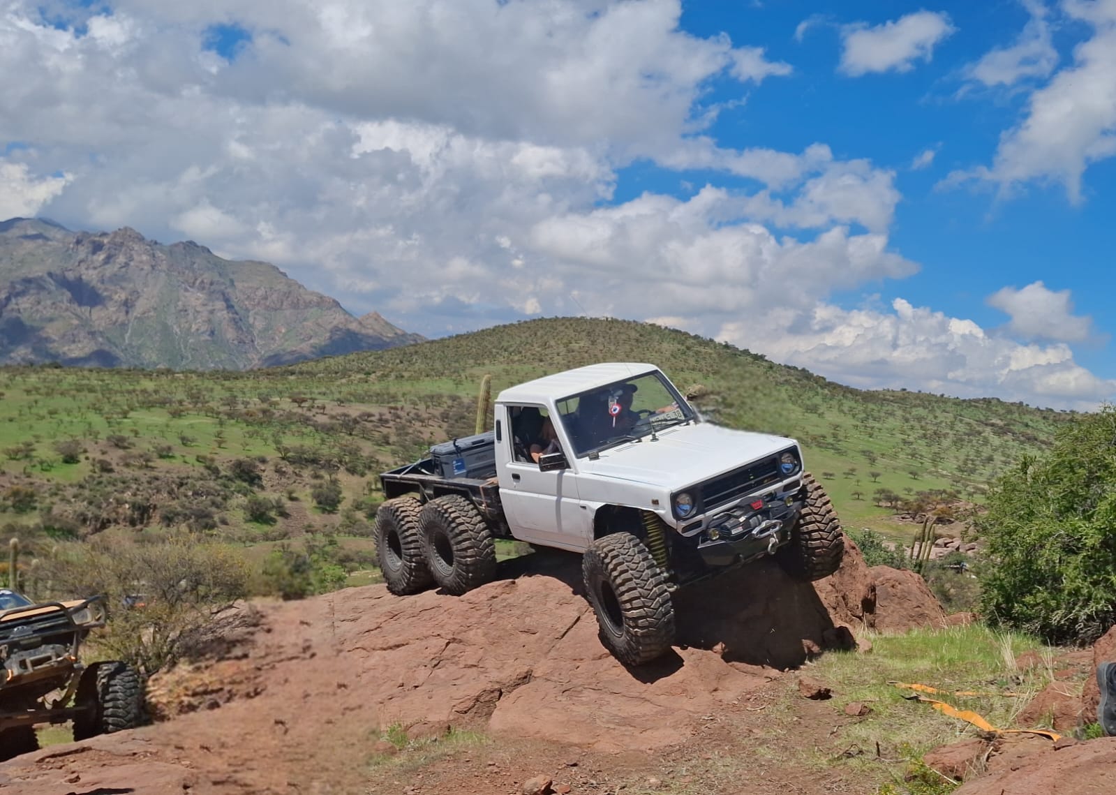 Limache: Construyó el primer vehículo 6x6 fabricado desde cero en Chile