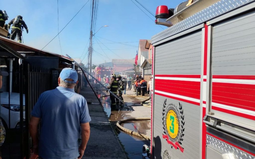 Incendio consumió una vivienda de la población Rebolar de Quillota